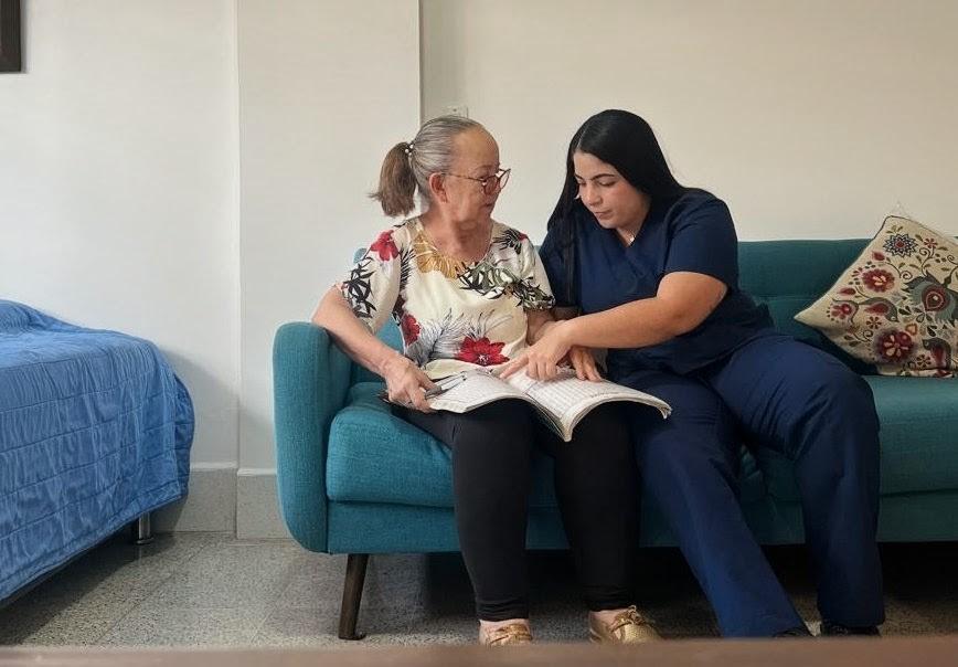 Cómo elegir un cuidador para adulto mayor en Medellín